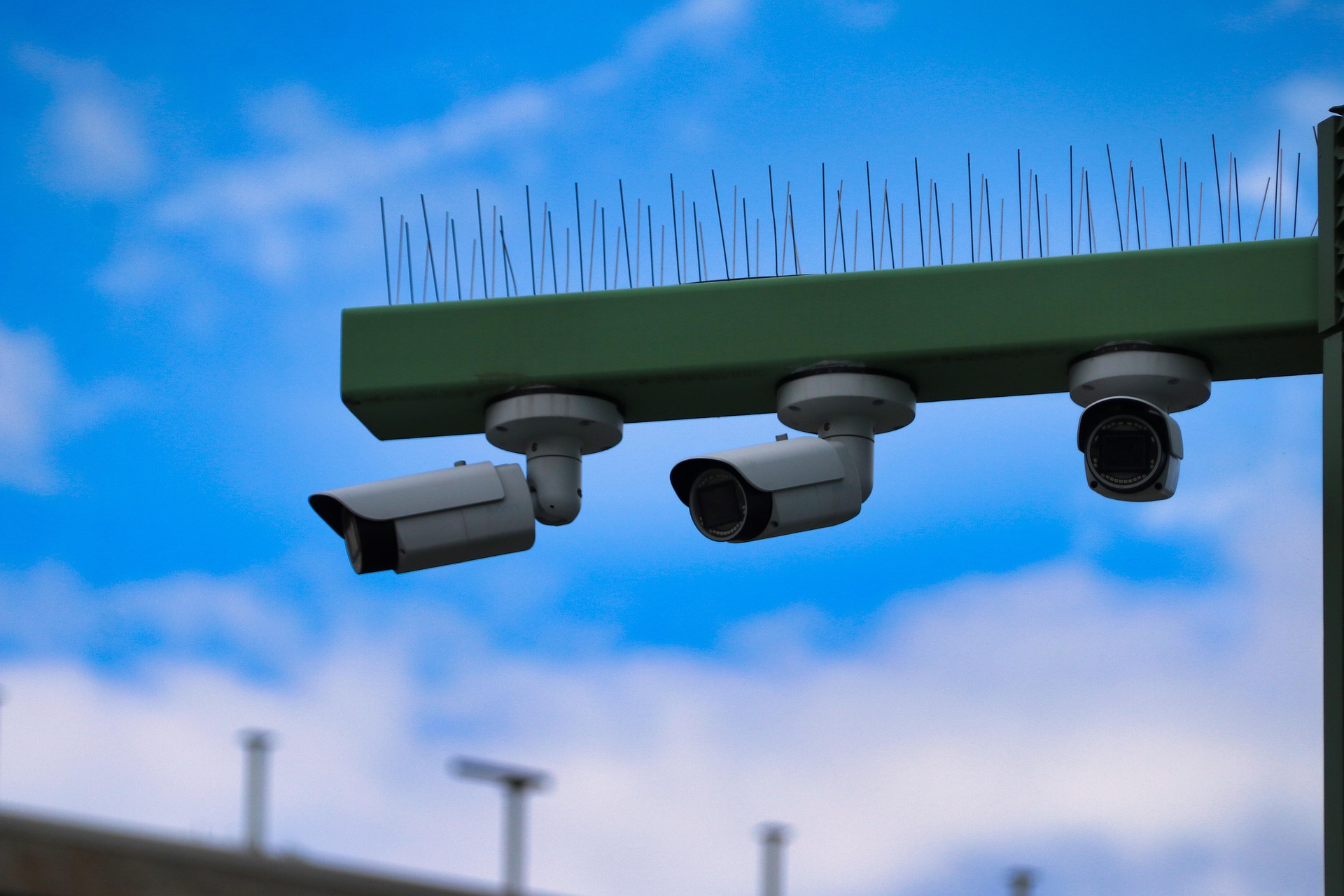 ความก้าวหน้าทางเทคโนโลยีเลนส์รักษาความปลอดภัยในสภาวะแสงน้อย: แสงสีดำ F1.0 เทียบกับแสงอินฟราเรด